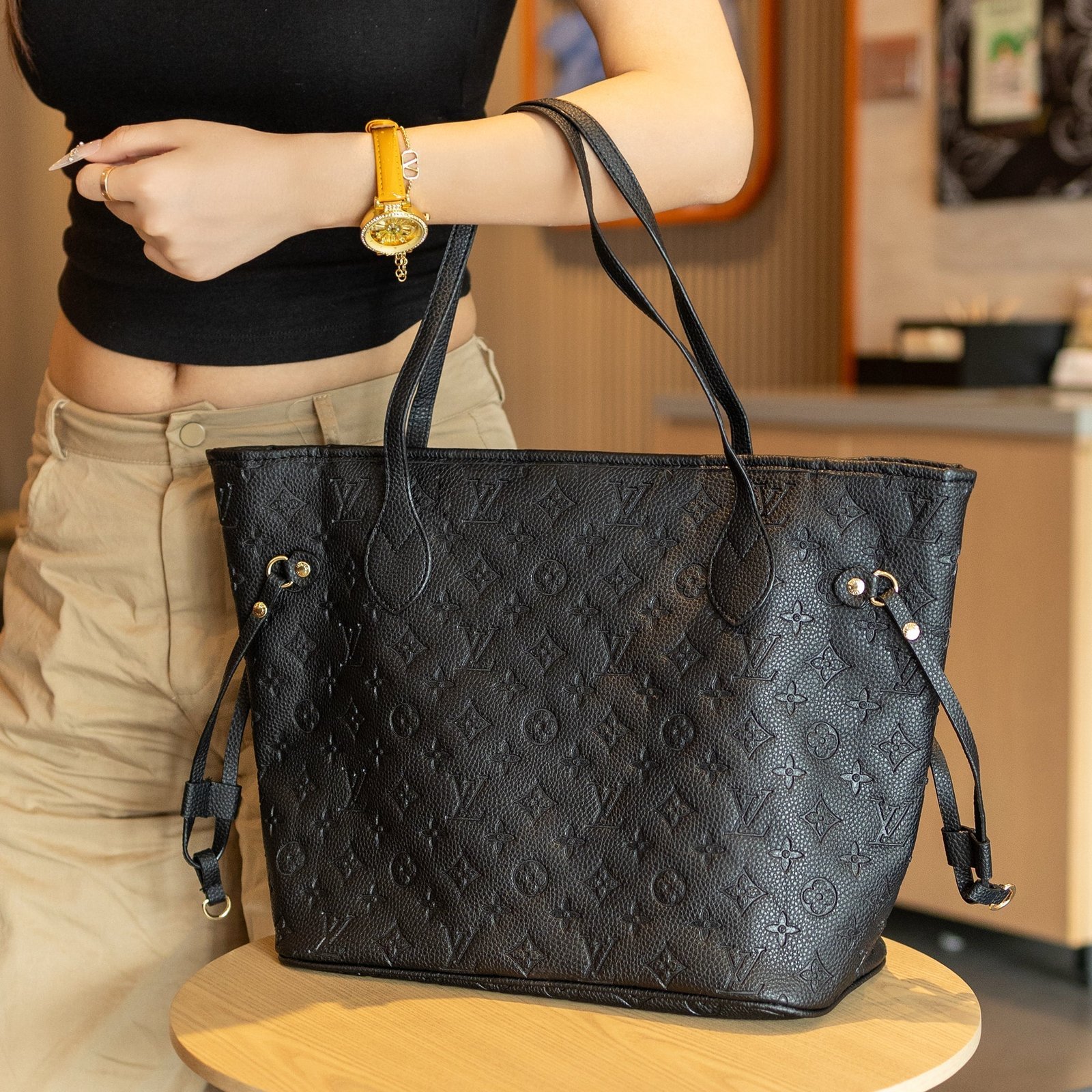 Trendy Handbag - Louis Vuitton - Image 4
