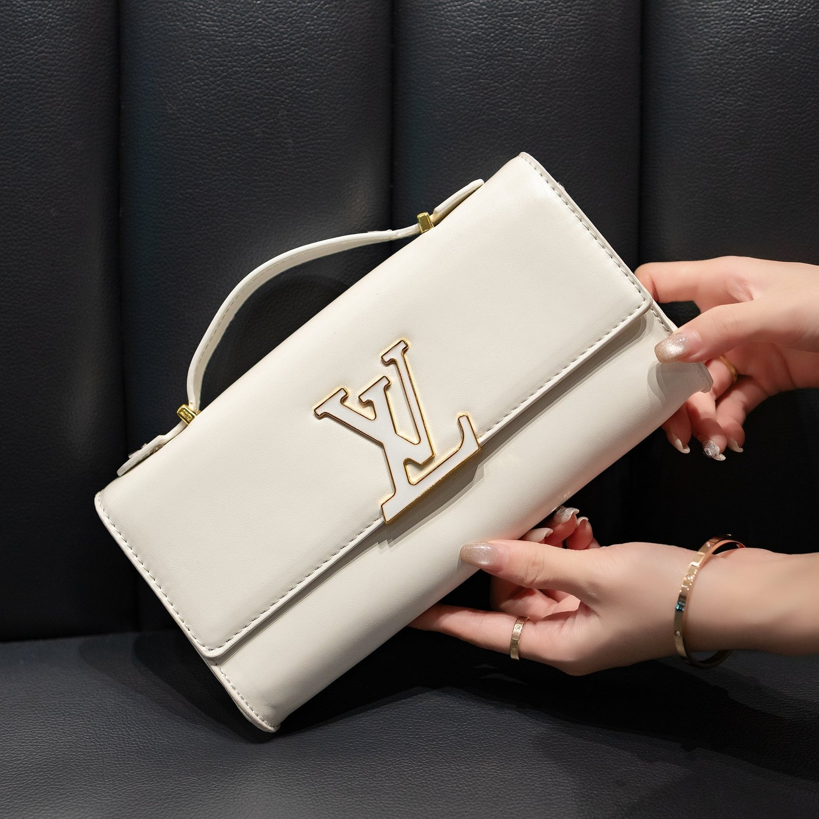 Luxury Texture Leather Handbag - Louis Vuitton - Image 6